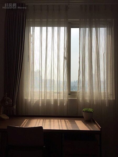 9. 白紗簾與光影輝映。