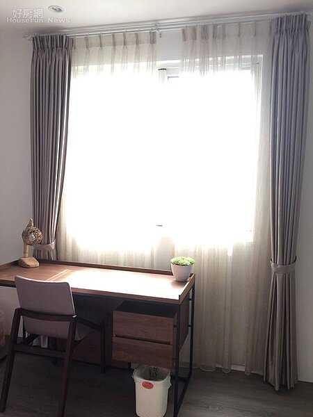 4. 書桌向光,放置小盆栽。