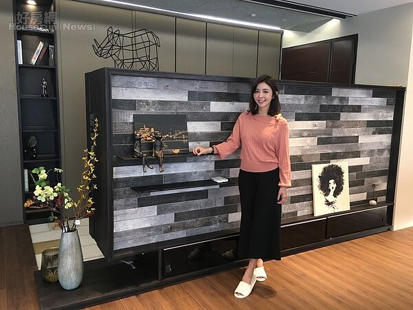 1.芳瑜背後的電視牆，用磁磚拼貼成木質感。

