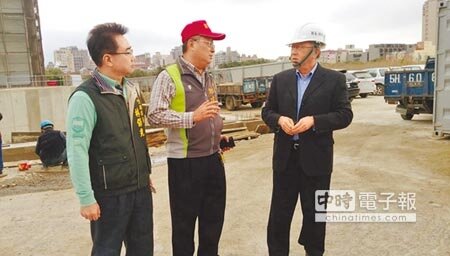 新竹縣長邱鏡淳（右）29日視察竹北縣政九路排水改善工程，指示通盤檢討公共管溝及分流系統。（邱立雅攝）