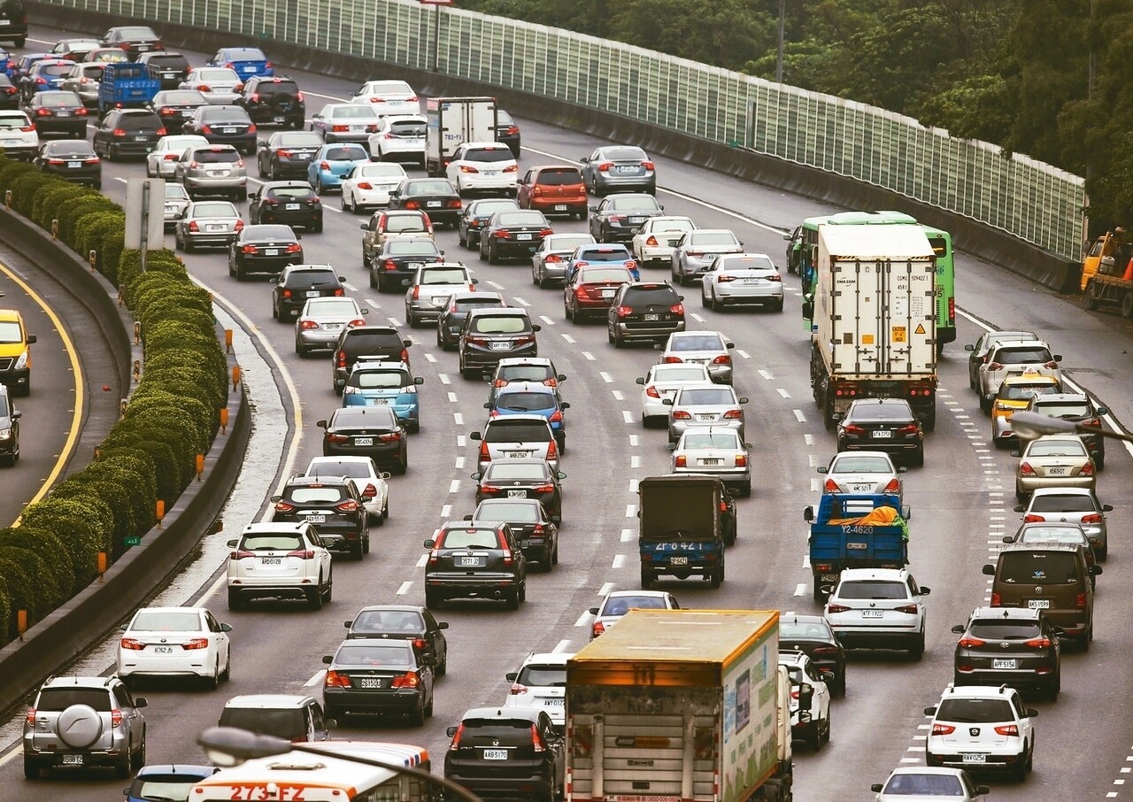 元旦連假第一天，國道3號南下土城至龍潭路段湧車潮，車輛大排長龍。 記者王騰毅/攝影