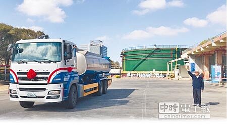 中油新竹油庫30日發出最後1輛油罐車後,正式走入歷史,中油老員工不捨的向油罐車揮手再見。(陳育賢攝)
