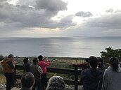 夕陽不露臉　關山遊客大喊可惜