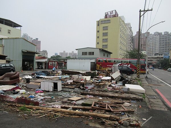 新北市再拆國有地占用違建，原被不肖業者占用開熱炒店（圖／新北市工務局）