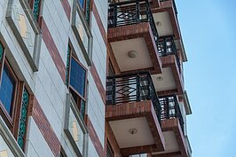 為了讓迪化街延續當地特色，因此附近的新建案在外觀營造上也有著濃濃的胡懷舊之情。