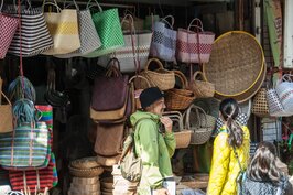 老阿媽買菜的竹編袋雖被塑膠袋所取代，卻因文創風的興起，搖身一變成為觀光客最愛的道地台灣味。