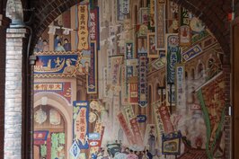 一幅令人眼花撩亂的壁畫，描繪出日治時代大稻埕的風華。