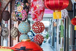 時代不斷的往前走，燈籠業者也發揮創意積極創新。在迪化街老街區中，有股新的力量開始萌芽。