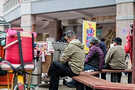 賣著烤地瓜的靜靜的看著人來人往，不吆喝招攬顧客，就這樣坐著，彷彿屬於這裡又不屬於這裡。