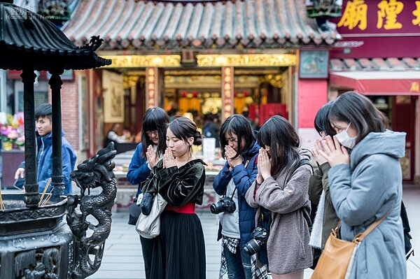 深耕迪化街商圈六年多的永慶房仲程奕帆,在忙閑之餘總喜歡來迪化街走走逛逛。迪化街對他而言,就像是一個寶礦,挖不完的故事與讀不完的歷史。