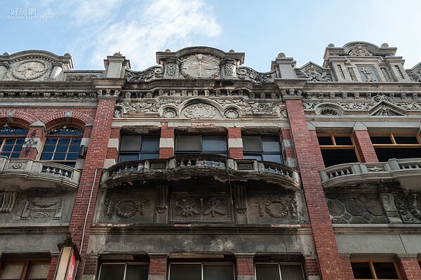 深耕迪化街商圈六年多的永慶房仲程奕帆,在忙閑之餘總喜歡來迪化街走走逛逛。迪化街對他而言,就像是一個寶礦,挖不完的故事與讀不完的歷史。