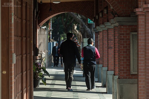 深耕迪化街商圈六年多的永慶房仲程奕帆,在忙閑之餘總喜歡來迪化街走走逛逛。迪化街對他而言,就像是一個寶礦,挖不完的故事與讀不完的歷史。