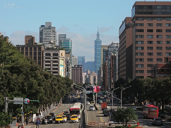 忠孝東路新光三越前往東區道路。(好房網News記者 陳韋帆/攝影)