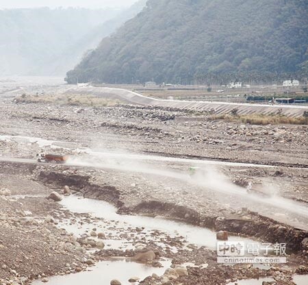 砂石車揚起沙塵，汙染空氣，環保局列為稽查重點。（廖志晃攝）