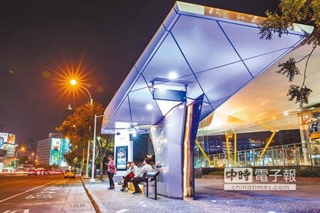 交通局優化公共運輸方面,去年建置候車亭60座、改善候車環境,大眾運輸去年平均日運量32.6萬人次,其中公車15.32萬人次、捷運17.27萬人次。 (劉宥廷攝)