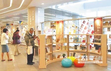 台中市國資圖新闢新書牆區,設計新穎環境幽雅,展示進館新書,並供現場閱讀。(陳淑芬攝)