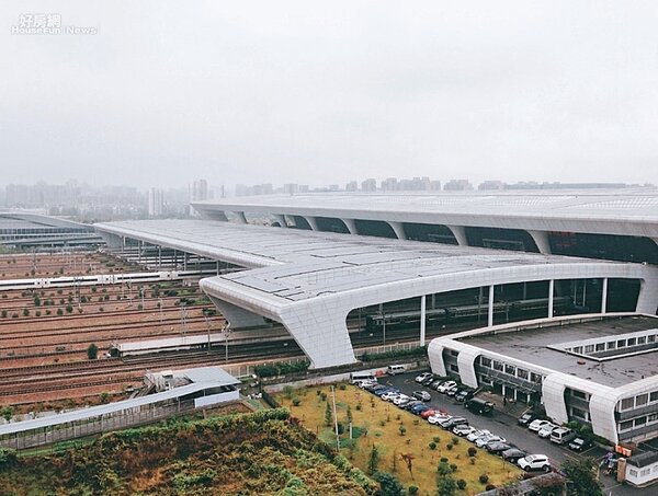 中國/杭州東站 鐵道迷追火車必住!