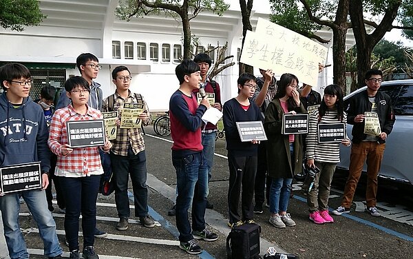 學生呼喊口號「求償損壞無所謂,全部錯都推球隊,違法出租沒關係,運動場地好便宜。」(圖/好房News記者張聖奕)