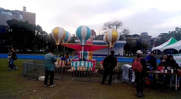 信義房屋違規租借場地,現場設置還造成草皮嚴重損害。(圖/台大學生會)