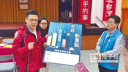 有意參選基隆市長的前移民署長謝立功(左)拿出「市政畫重點」的看板,邀其他參選人一起討論市政,他強調這是給現任市長林右昌壓力。(張穎齊攝)