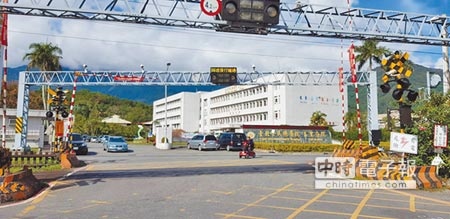 台北榮民總醫院玉里分院前方有鐵路平交道，常有救護車遇到火車通行時被擋住，嚴重影響救護時間。（楊漢聲攝）