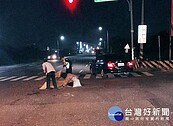 黃豆滿地滾危交安　警不畏寒風掃地1.5小時