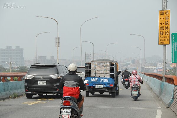 非交通尖峰時刻三鶯大橋車流量也很大,汽機車爭道問題讓當地居民提出改建呼聲已經多年。(好房網News記者張聖奕/攝影)