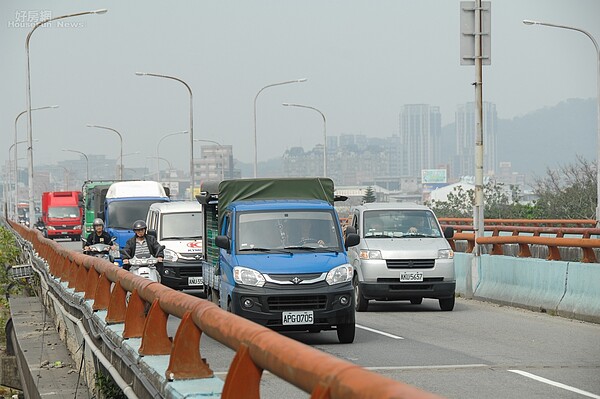 三鶯大橋單向雙線道並沒有規劃機車專用道,因此機車族也只能無奈的在汽車旁邊夾縫求生存。(好房網News記者張聖奕/攝影)