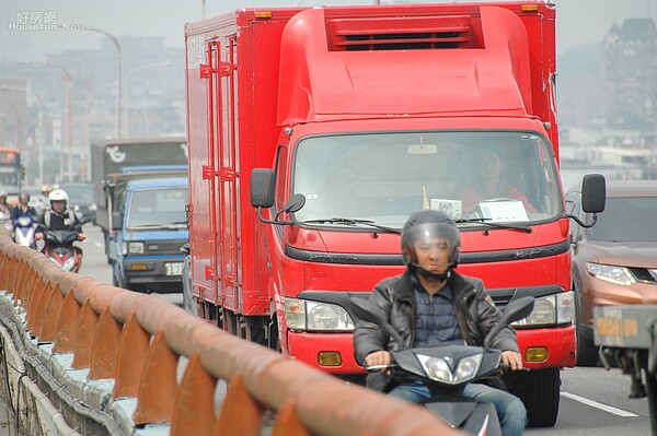 三鶯大橋單向雙線道並沒有規劃機車專用道，因此機車族也只能無奈的在汽車旁邊夾縫求生存。（好房網News記者張聖奕／攝影）