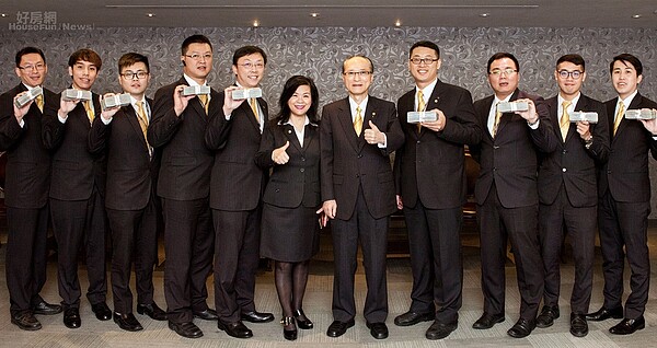 永慶房產集團董事長孫慶餘,頒發安心成家基金給經紀人