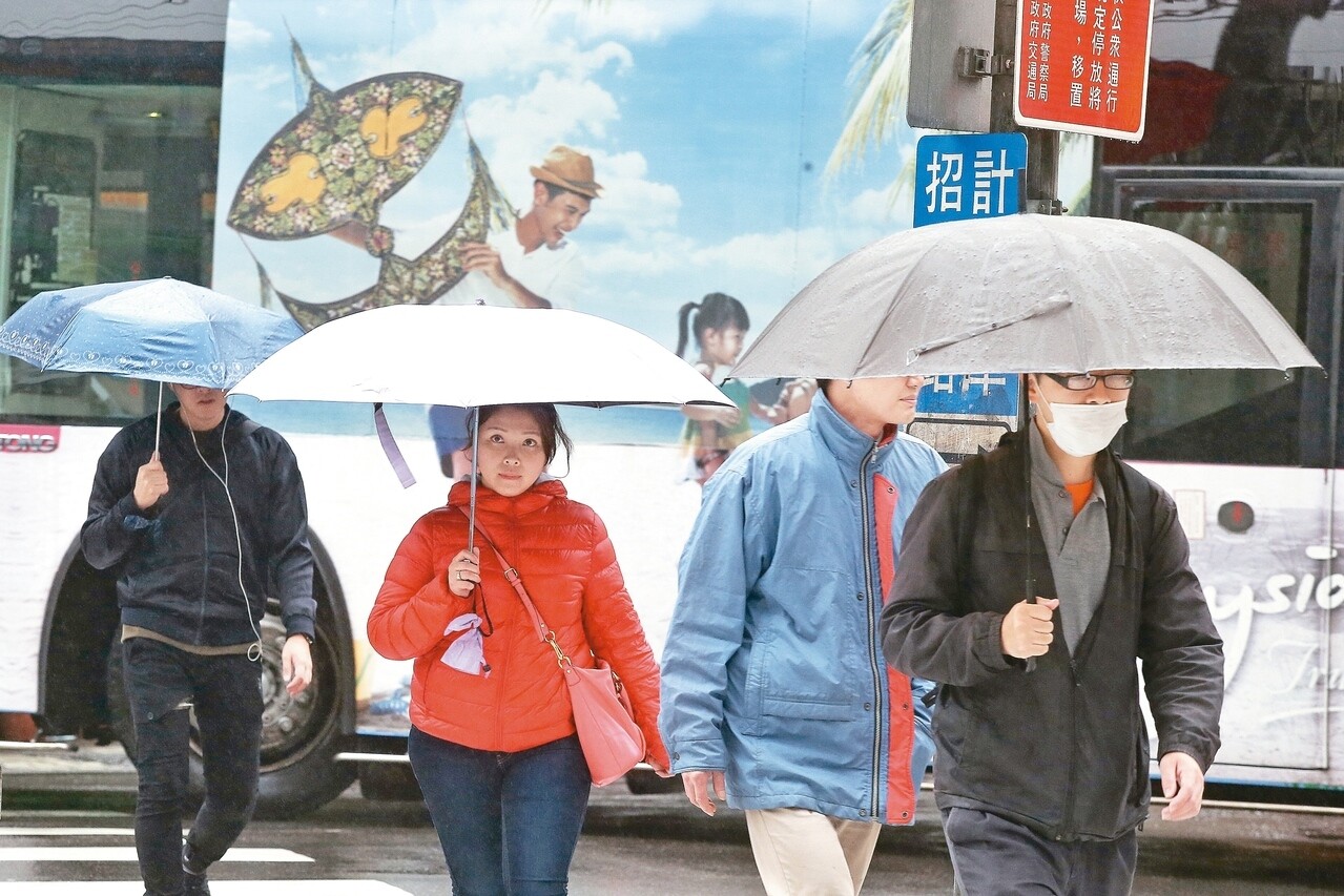 今天全台明顯降雨，中央氣象局預報水氣將持續影響台灣，下周三氣溫可能下探至9度。 記者楊萬雲／攝影