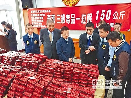 海巡署彰化機動查緝隊4日夜間在彰化市水尾一路1處鐵皮屋內,緝獲第三級毒品一粒眠50萬餘錠,市值新台幣5000萬餘元。(吳敏菁攝)