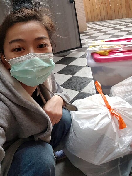 邵庭決定趁著搬家,把入行以來所有高跟鞋都丟了。(圖/翻攝自邵庭臉書)