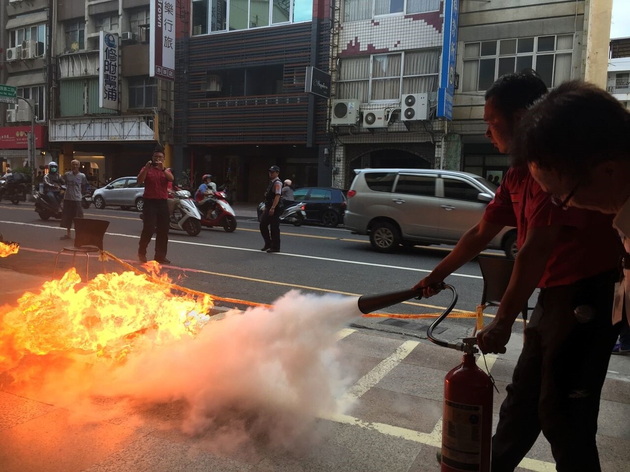 台南消防局指導民眾使用滅火器滅火。 記者邵心杰／攝影