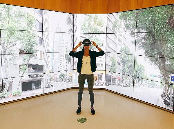 Cc謝昕璇體驗永慶MR看屋。(圖片擷取自謝昕璇臉書)