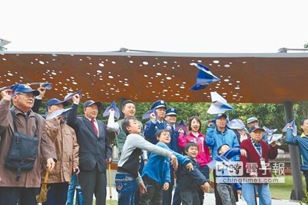 新竹市東大飛行公園6日舉行啟用儀式，市長林智堅（左四）帶領眾人拋出紙飛機，象徵夢想起飛。（徐養齡攝）