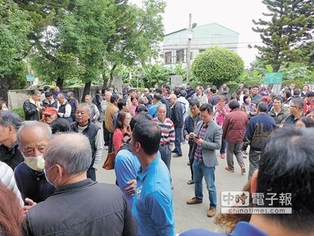 許多地主站在公聽會會場外，根本擠不進去。（林欣儀攝）