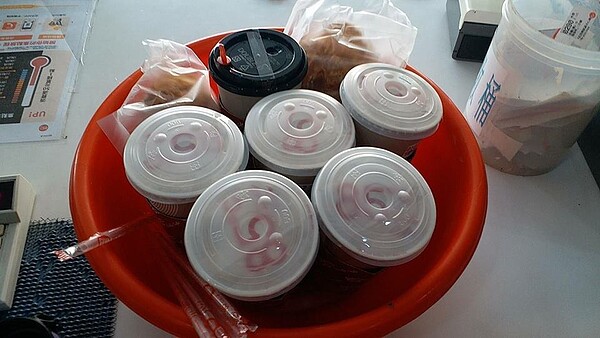 限塑政策影響下,友網友用臉盆裝飲料(爆廢公社)