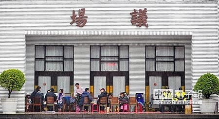 立法院臨時會將處理「勞基法修正草案」,民進黨立法院黨團為確保闖關成功,綠委們冒著寒流在議場門口輪班留守。圖/劉宗龍