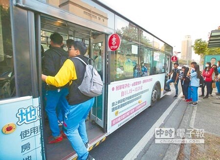 因應高雄冬天空汙嚴重，高雄市政府實施冬季大眾運輸免費搭乘。圖為民眾搭乘高雄公車。（王錦河攝）