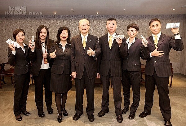 永慶孫慶餘董事長及林淑貞顧問親自頒發「購屋成家基金」,鼓勵育才留才。(永慶房屋)