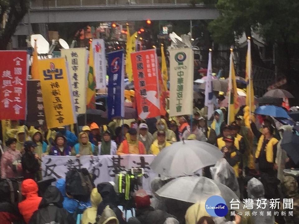 不滿執政黨打算強渡關山通過勞基法修法，各地勞團組成的「五一行動聯盟」8日發起「決戰勞基法，夜宿立法院」，儘管氣溫驟降、雨勢增強，今日上午9點開始，抗議民眾仍冒雨集結在會場怒吼，打算在立法院周邊駐紮夜宿，長期抗戰。（圖／翻攝臉書2016工人鬥總統）