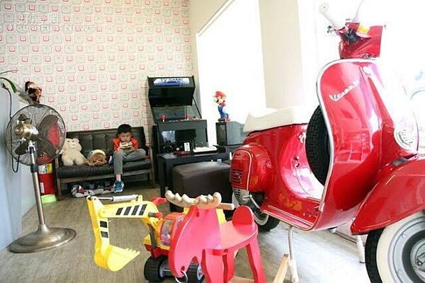 
7.店裡擺了一部紅色款比雅久復古機車，彷彿有股來到美式餐廳的錯覺。