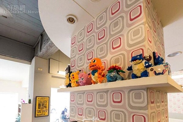 
6.牆上一幅幅框畫充滿文青感，層板上一隻隻限量公仔又散發出宅味，阿逵表示就是愛跳tone。