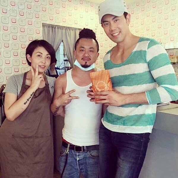 9.阿逵與老婆兩人平時都在店裡坐鎮，早午餐店也吸引許多名人朝聖，右為藝人余秉諺。