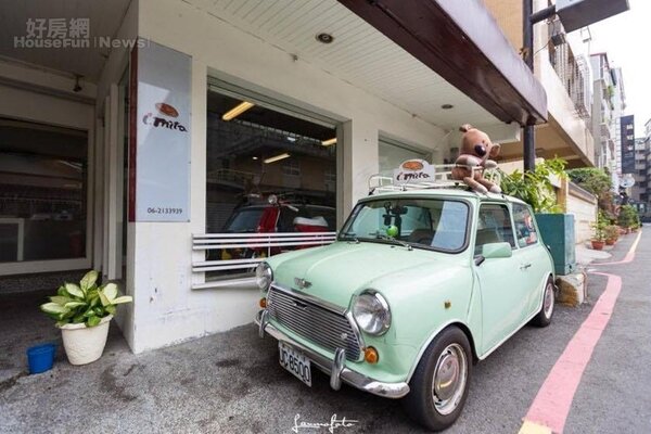 3.店面採大面窗採光佳，門口停放著一部改裝過tiffany綠「餐車」也非常吸睛。
