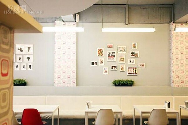 6.牆上一幅幅框畫充滿文青感，層板上一隻隻限量公仔又散發出宅味，阿逵表示就是愛跳tone。
