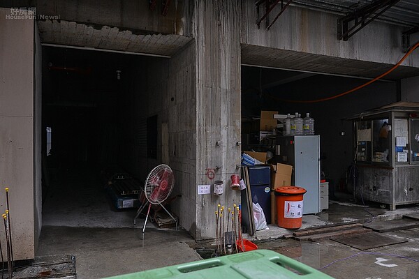 台北市中山區建案松下國賓驚傳建商松助開發倒閉,案場已經沒有工人出入進行施工,僅剩下警衛亭還有人看守。(好房網News記者張聖奕/攝影)