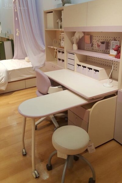 
6.小孩的房間精心規劃，活動型家具之外，書桌椅也是使用兒童型成長椅，可以用到長大。