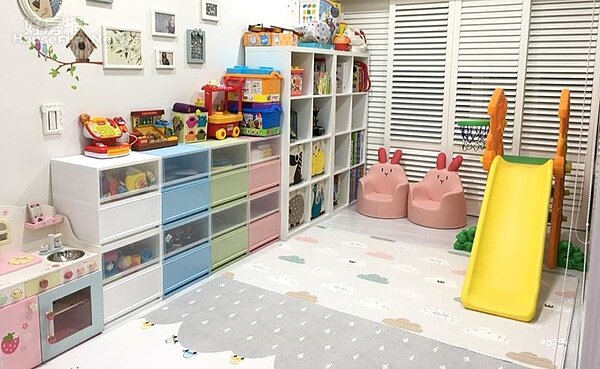 
4.客廳旁還有一個空間是小孩遊戲房，擺滿了玩具跟遊客設施，讓大人可以在旁邊看電視也陪著孩子玩。